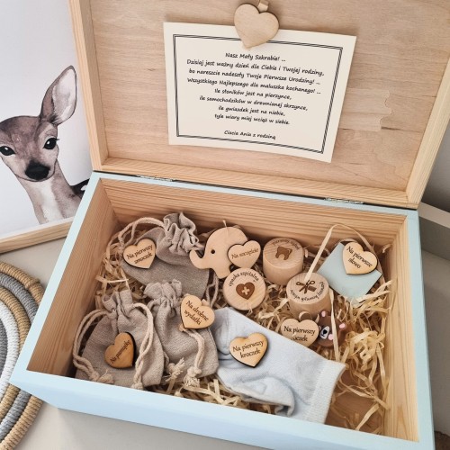 prezent na roczek dla chłopca błękitne niebieskie z wypełnieniem kufer dla dziecka.jpg